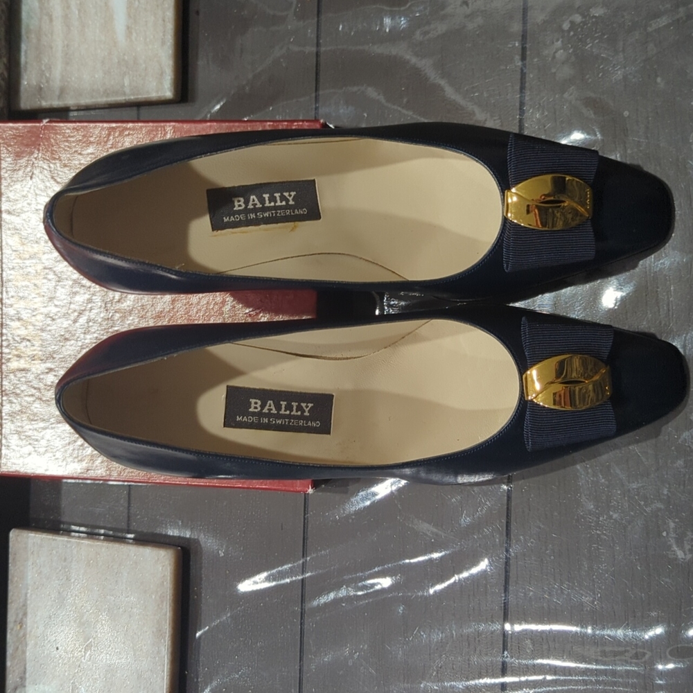 Bally navy blue and gold pumps